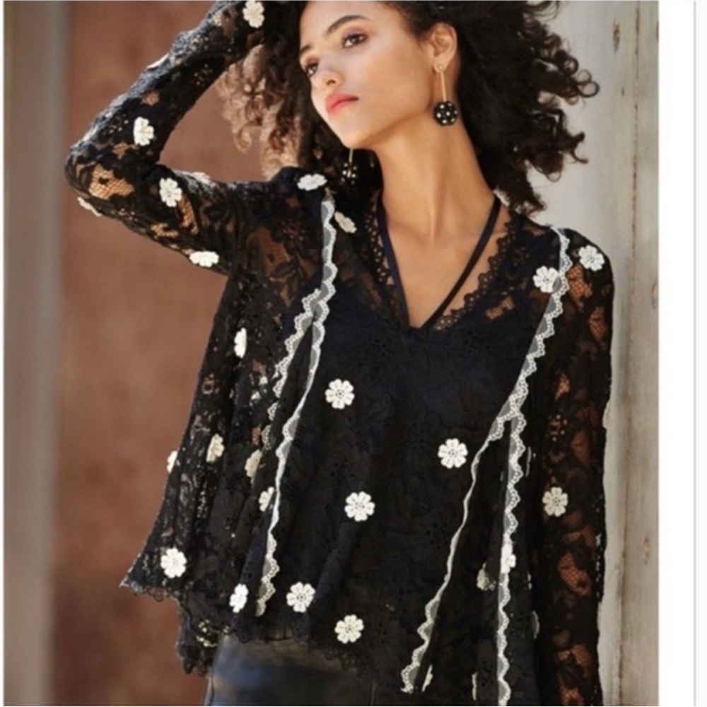 NWT ALEXIS Cyndi Black and White Floral Lace Top Size M